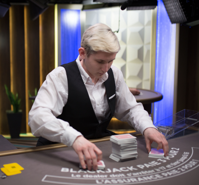 에볼루션 카지노의 전문 카드 셔플러입니다.